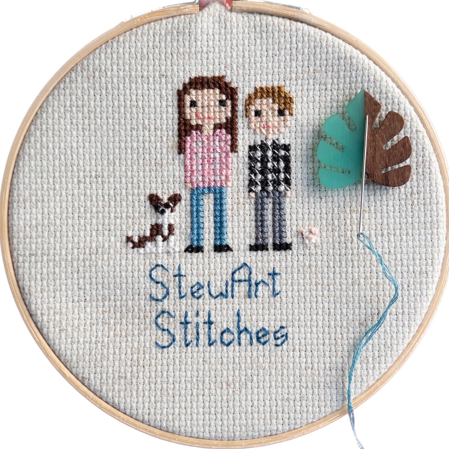 Autumn leaf magnetic needle minder made of wood and green resin - accessory for cross stitch, embroidery, and needlepoint – fall stitching gift.