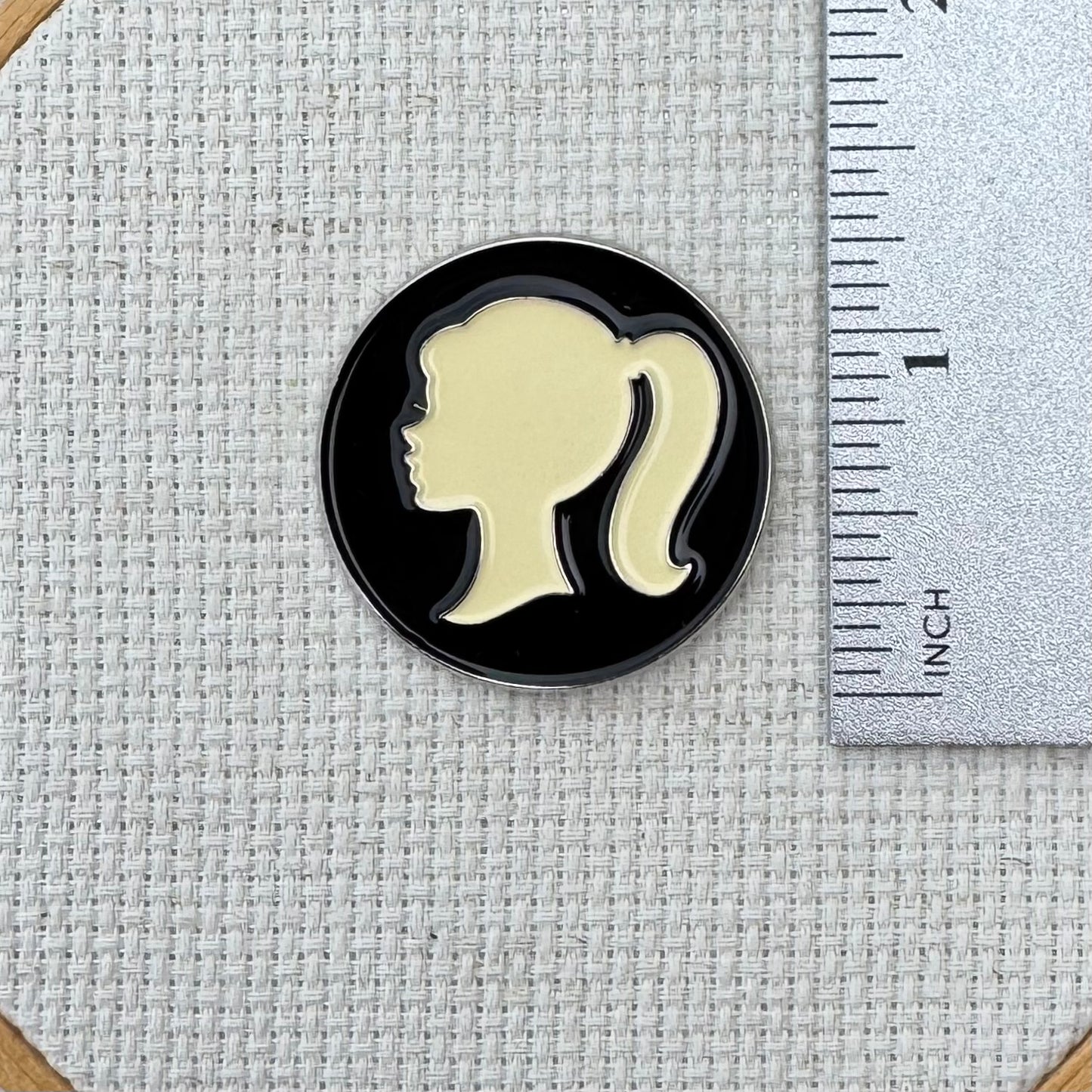Cameo Black Needle Minder