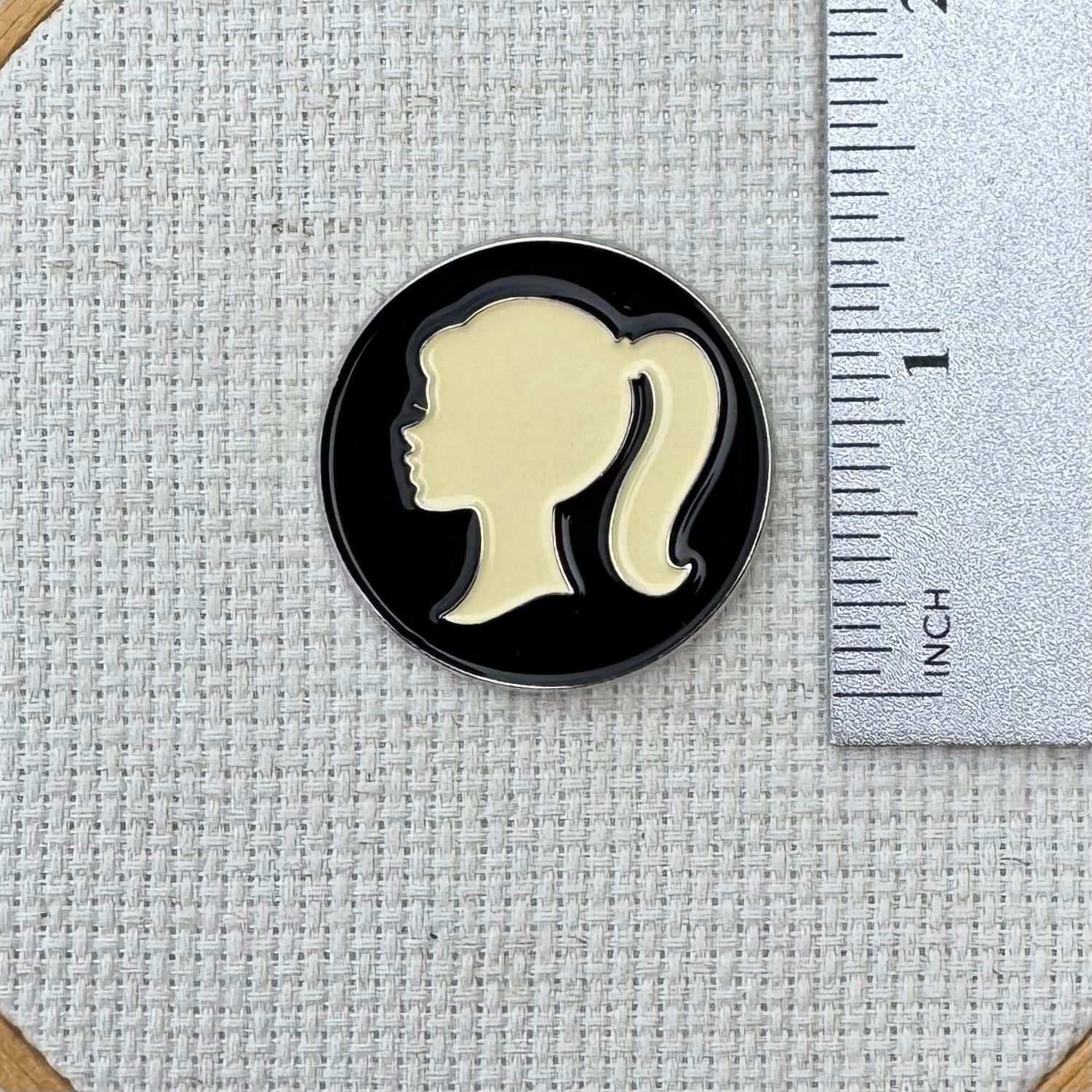 Cameo Black Needle Minder