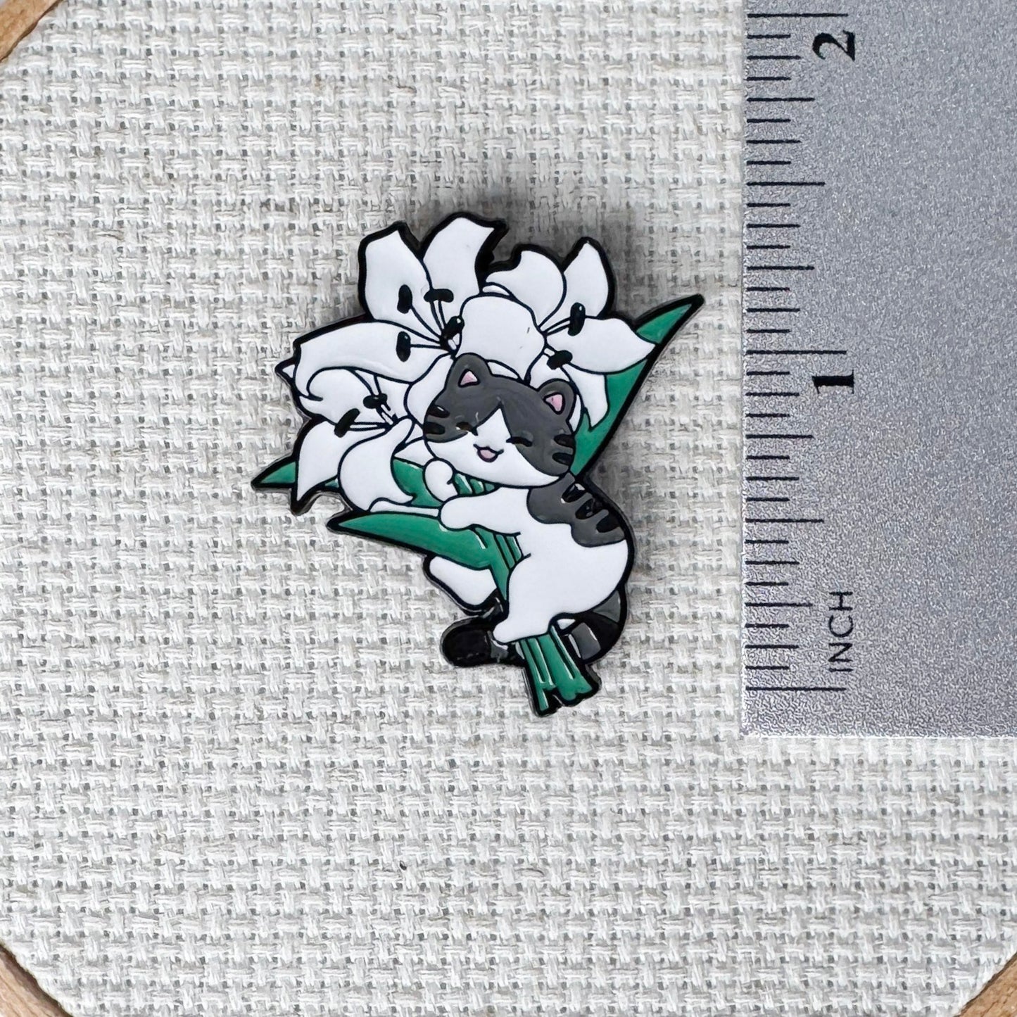 Cat With Lillies Magnetic Enamel Needle Minder