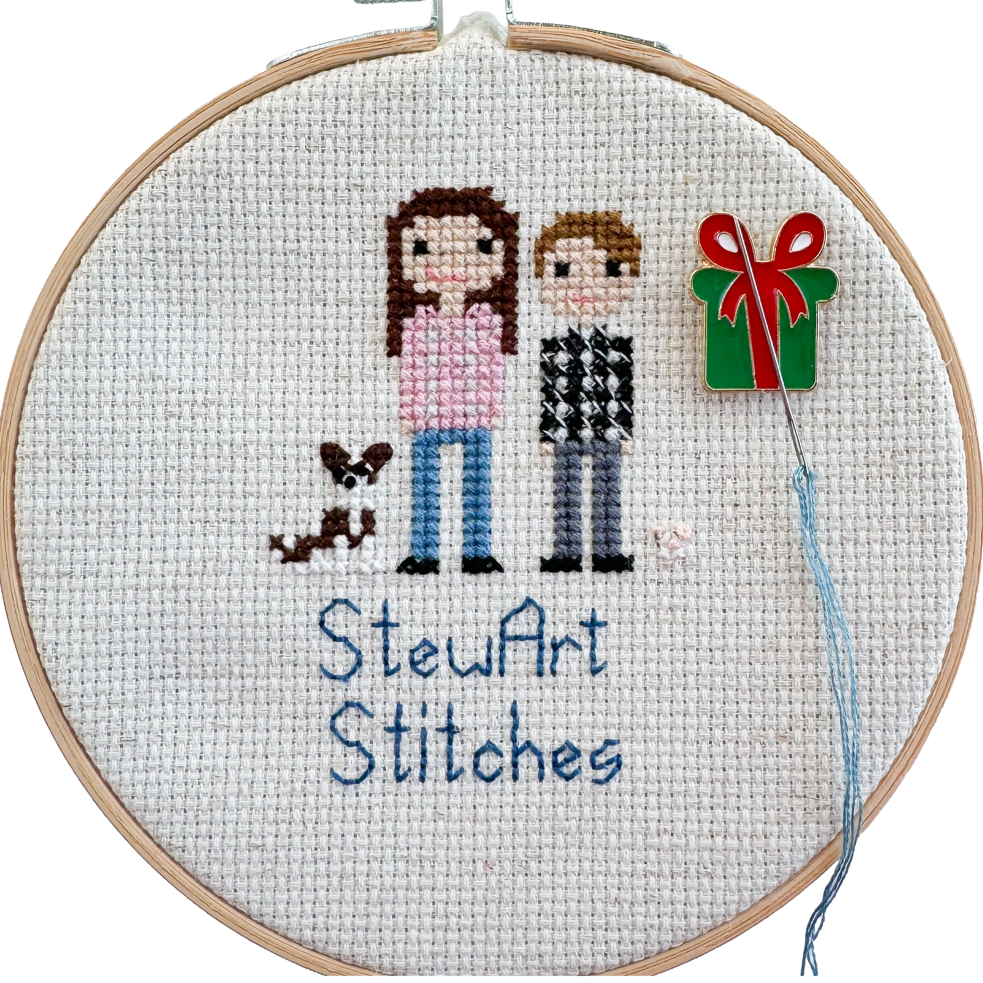 Christmas green present with red bow magnetic needle minder – festive enamel accessory for cross stitch, embroidery, and needlepoint – holiday gift box design for stitchers and crafters.