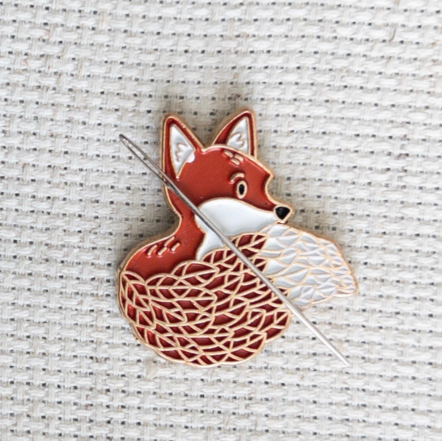 Fox Magnetic Enamel Needle Minder