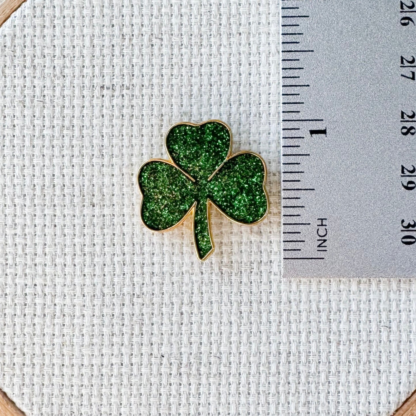 Glitter Shamrock Enamel Needle Minder