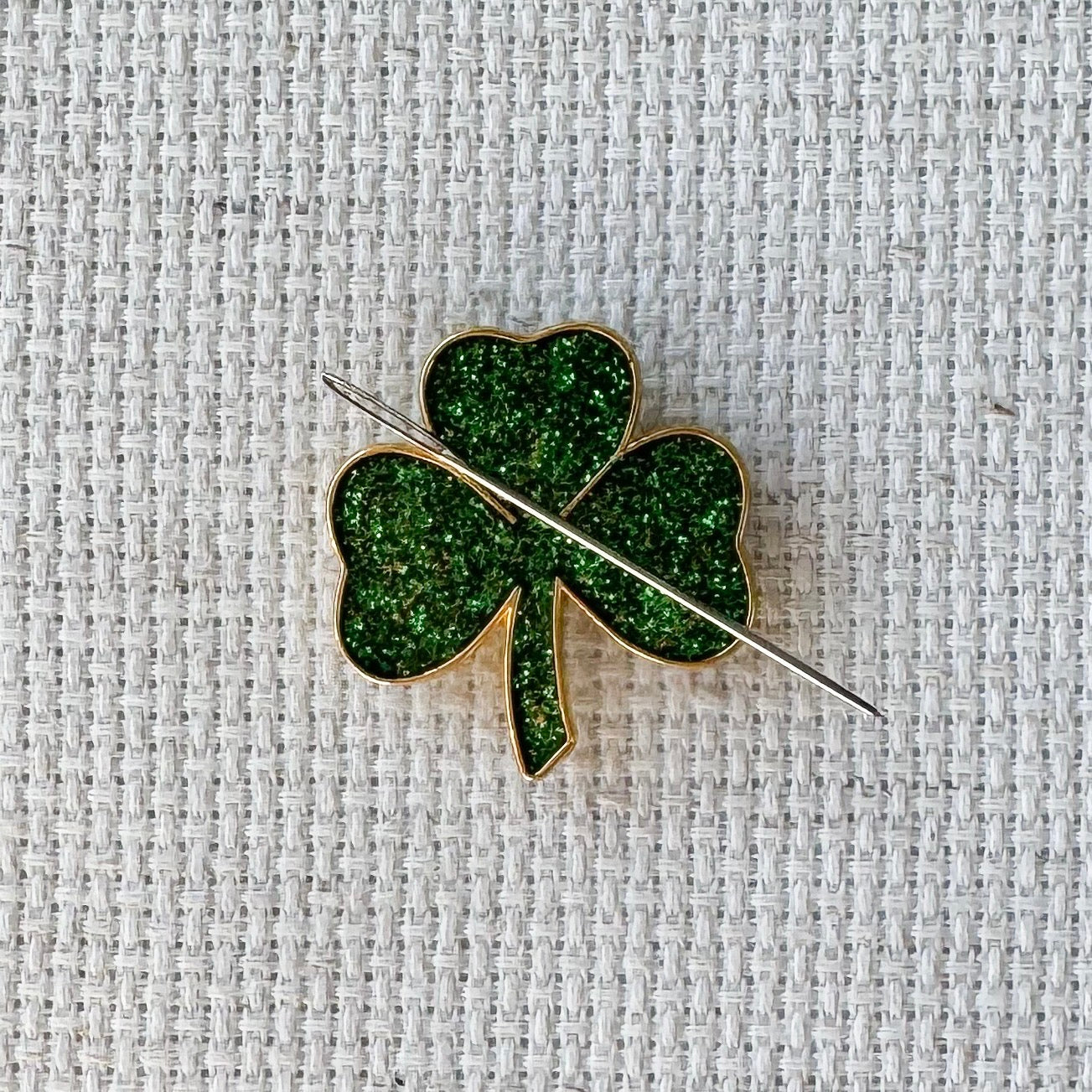 Glitter Shamrock Enamel Needle Minder
