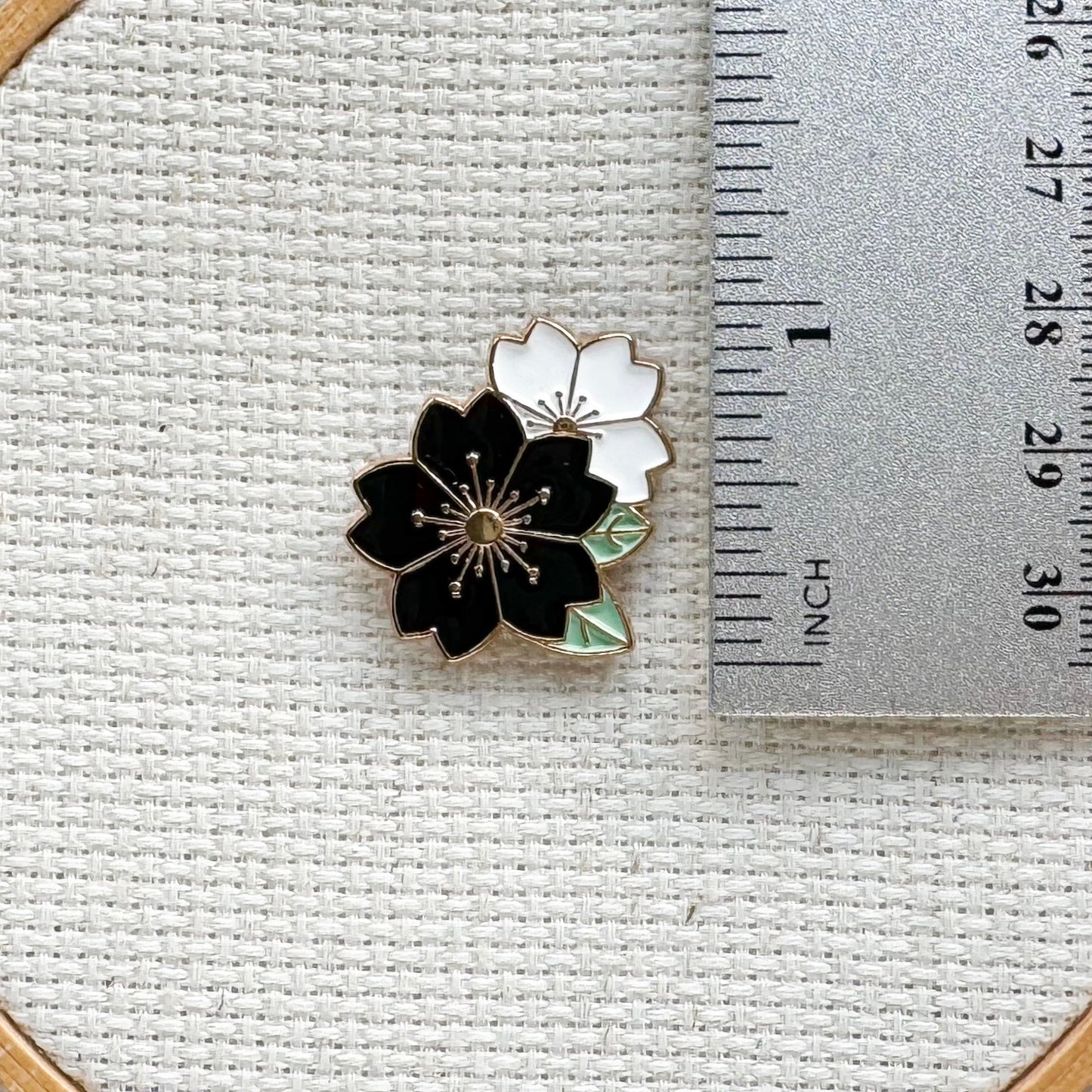 Black and White Flowers Enamel Needle Minder
