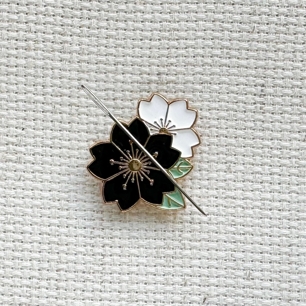 Black and White Flowers Enamel Needle Minder