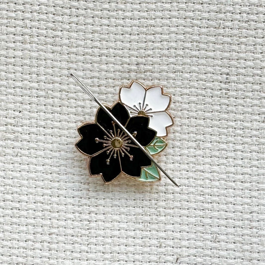 Black and White Flowers Enamel Needle Minder