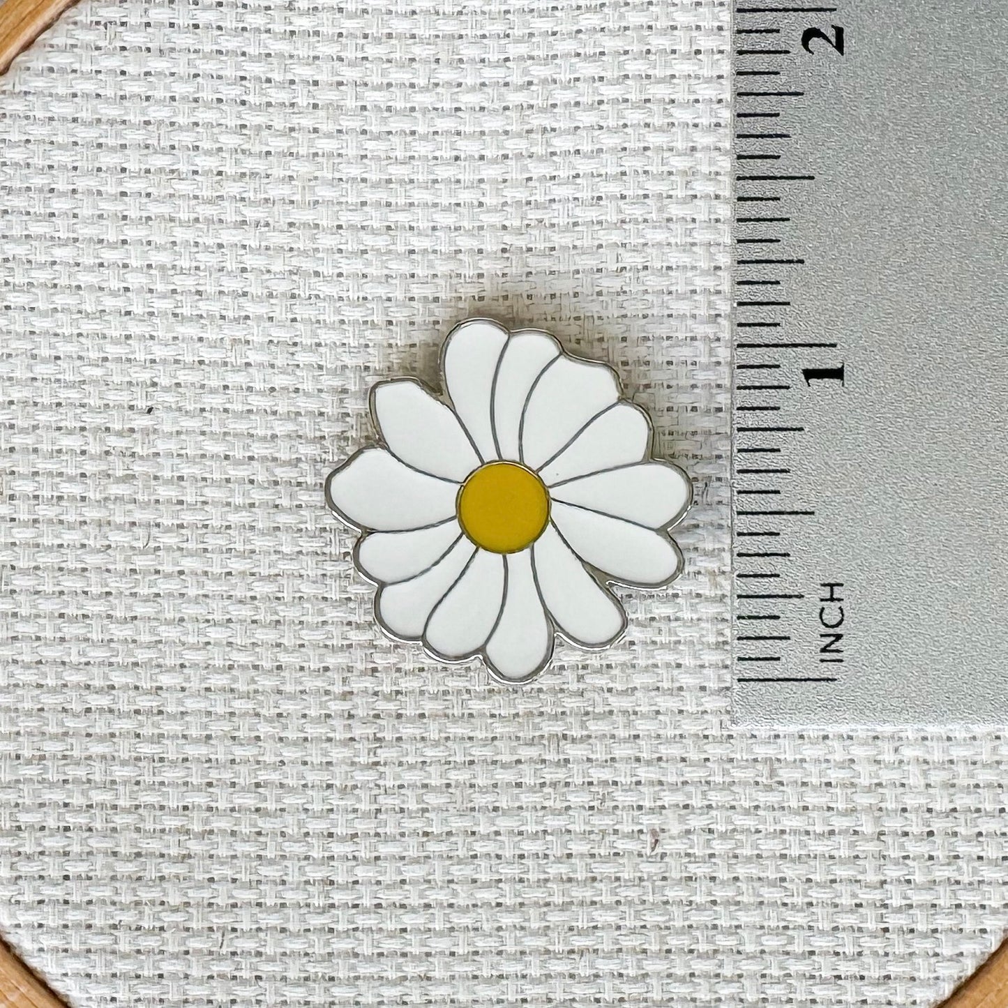 White Daisy Flower Enamel Needle Minder