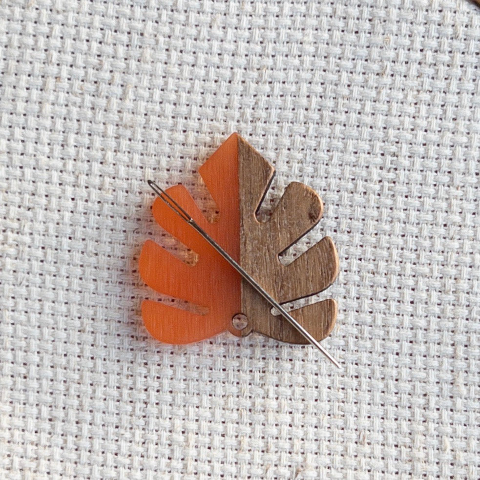 Autumn leaf magnetic needle minder made of wood and orange resin – accessory for cross stitch, embroidery, and needlepoint – fall stitching gift.