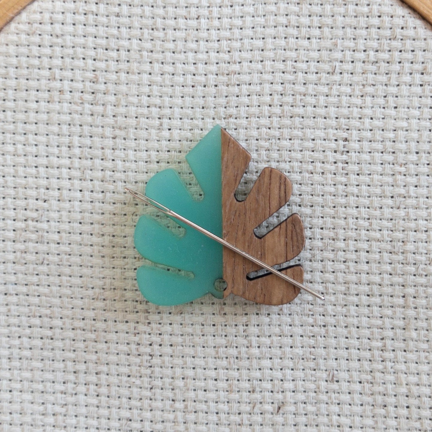 Autumn leaf magnetic needle minder made of wood and green resin -  accessory for cross stitch, embroidery, and needlepoint – fall stitching gift.
