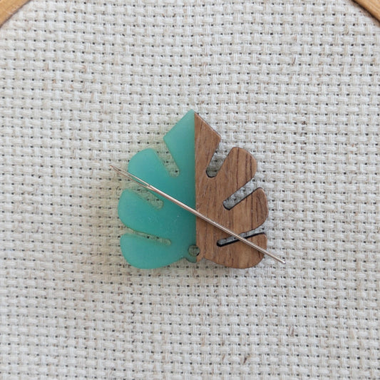 Autumn leaf magnetic needle minder made of wood and green resin -  accessory for cross stitch, embroidery, and needlepoint – fall stitching gift.