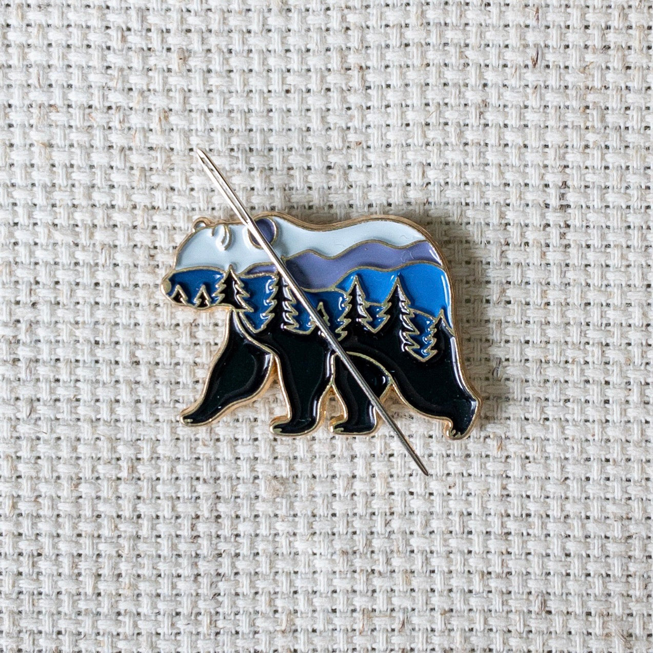 Mountain Bear Enamel Needle Minder