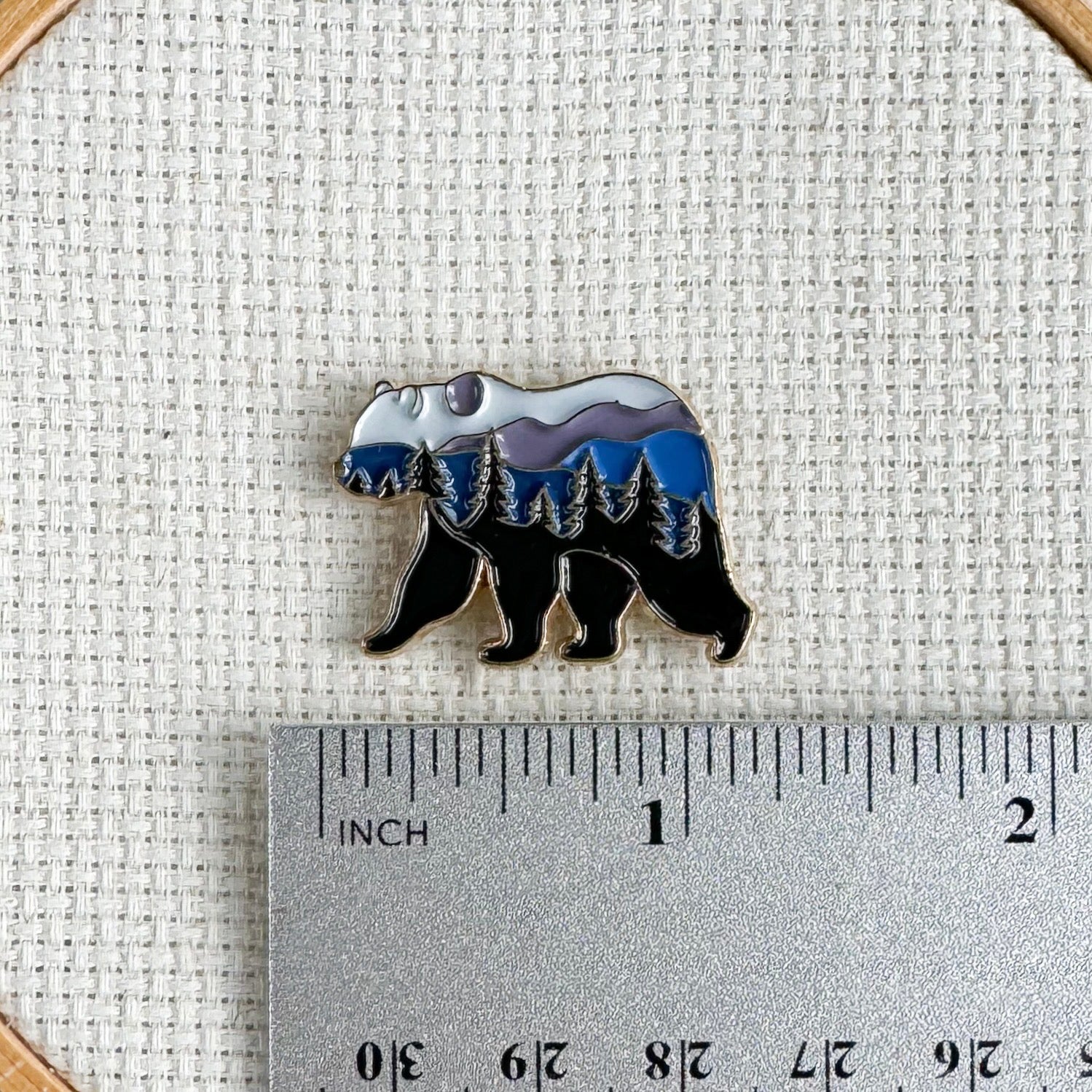 Mountain Bear Enamel Needle Minder