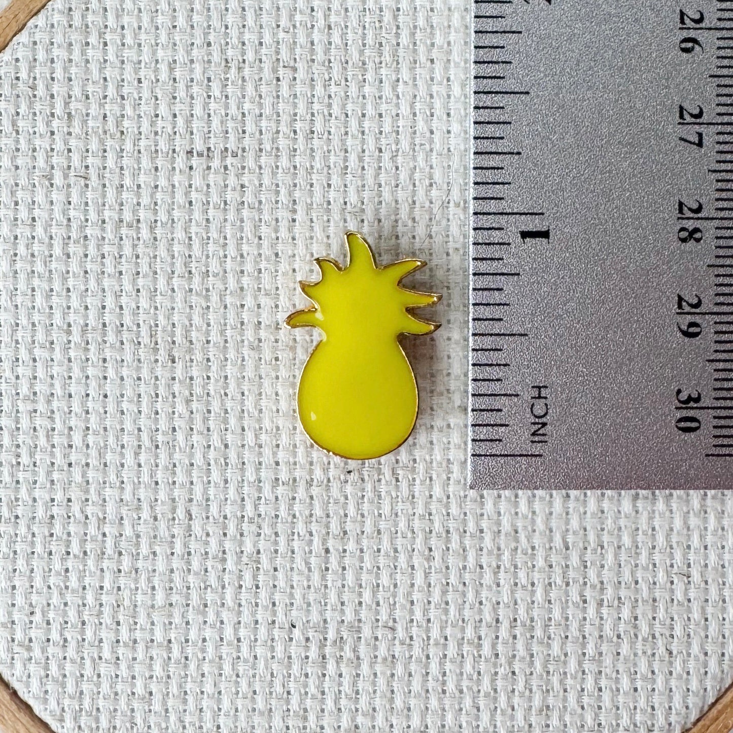 Pineapple Magnetic Enamel Needle Minder