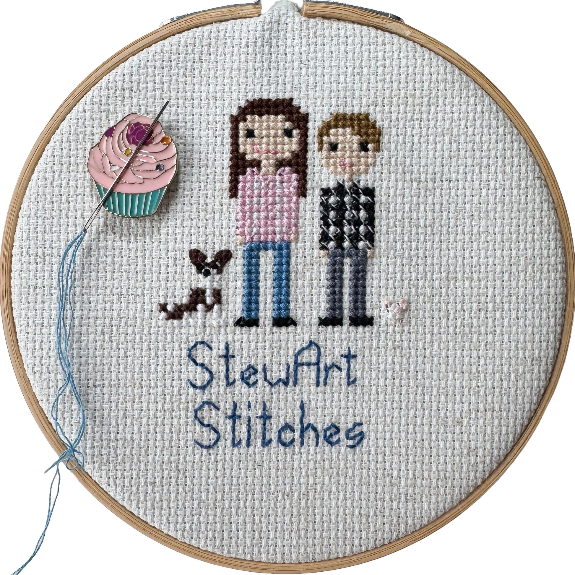 Pink cupcake magnetic needle minder – sweet enamel accessory for cross stitch, embroidery, and needlepoint – cute dessert themed stitching gift for bakers and cupcake lovers.