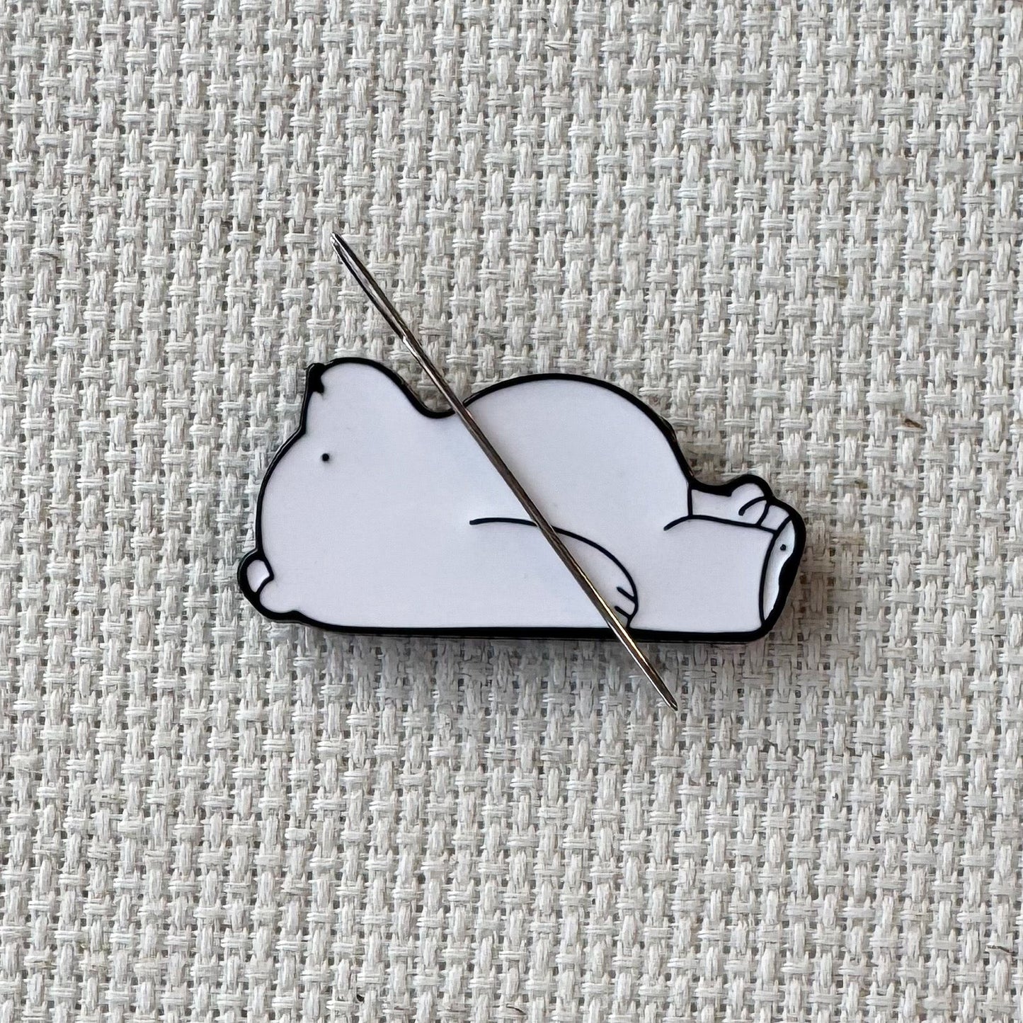 Polar Bear Enamel Needle Minder