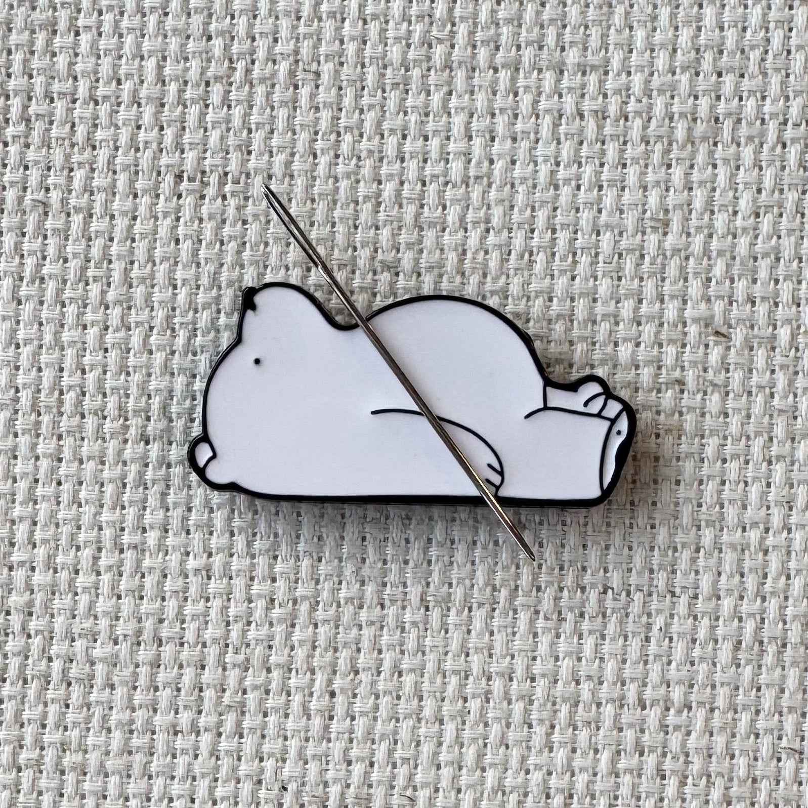 Polar Bear Enamel Needle Minder