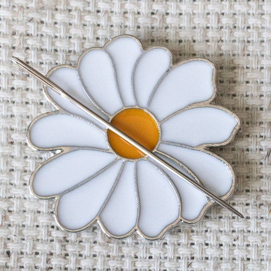 White Daisy Flower Enamel Needle Minder