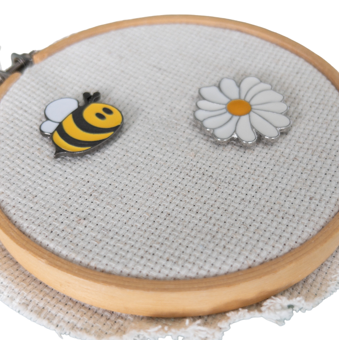 bee and daisy needle minders