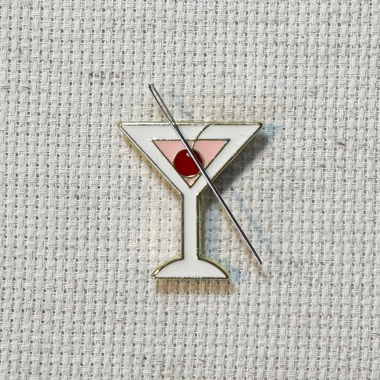 Colorful martini cocktail enamel needle minder with strong magnet, perfect for holding needles while cross stitching, embroidery, quilting, needlepoint or sewing. Fun drink themed needle holder for stitchers.
