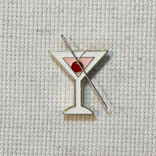 Colorful martini cocktail enamel needle minder with strong magnet, perfect for holding needles while cross stitching, embroidery, quilting, needlepoint or sewing. Fun drink themed needle holder for stitchers.