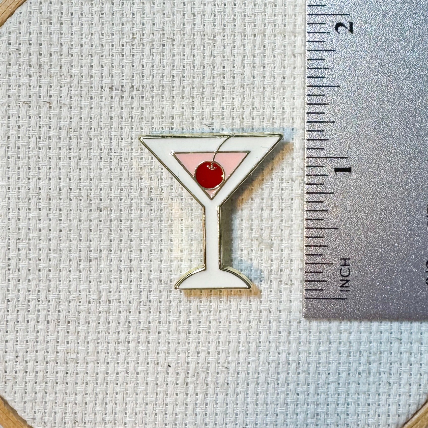 Colorful martini cocktail enamel needle minder with strong magnet, perfect for holding needles while cross stitching, embroidery, quilting, needlepoint or sewing. Fun drink themed needle holder for stitchers.