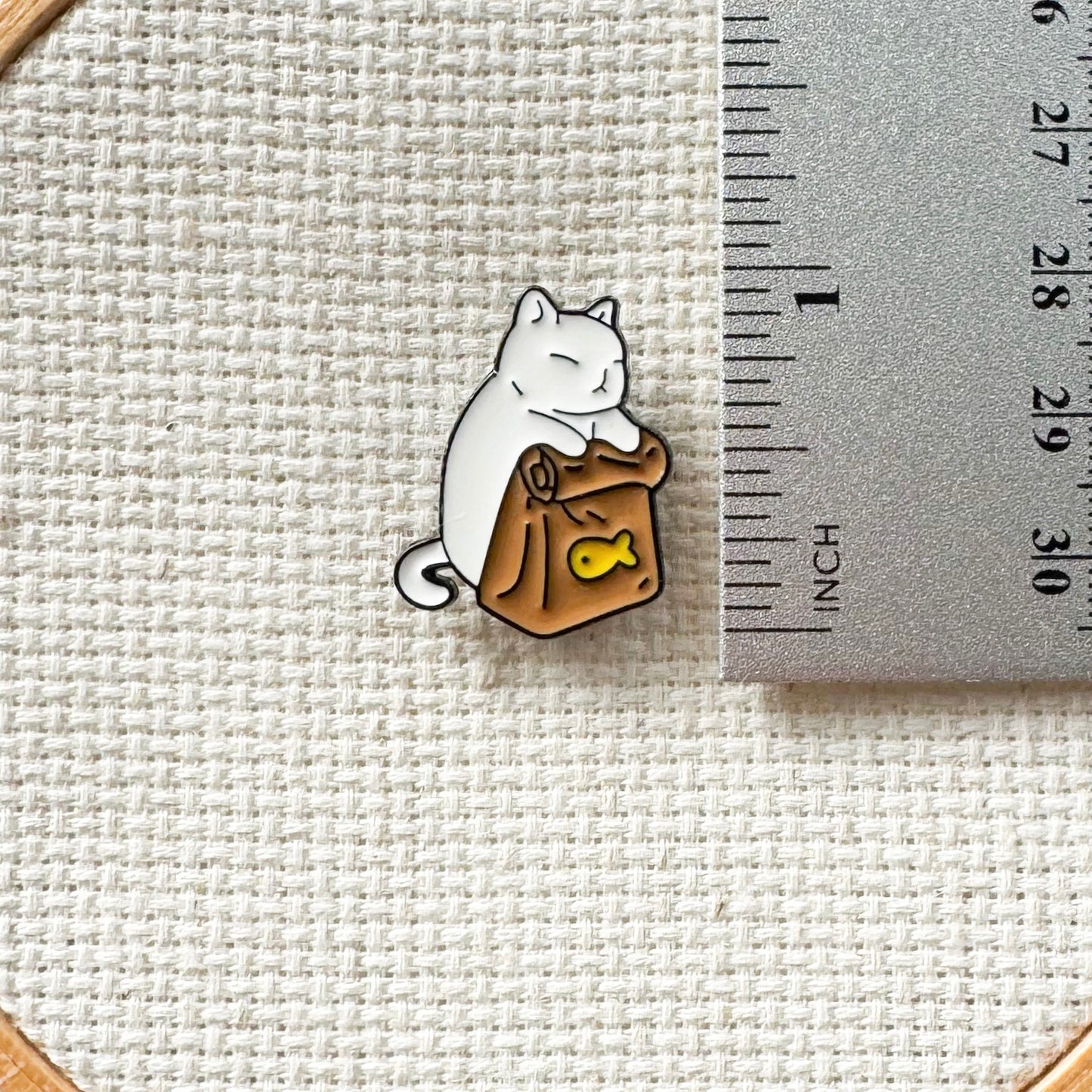 white cat Magnetic Enamel Needle Minder