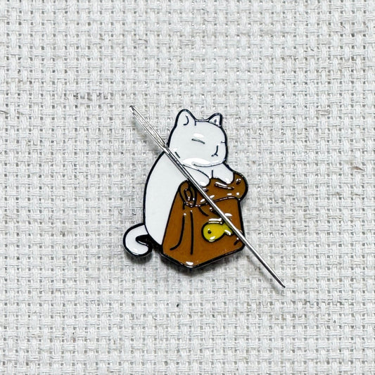 white cat Magnetic Enamel Needle Minder